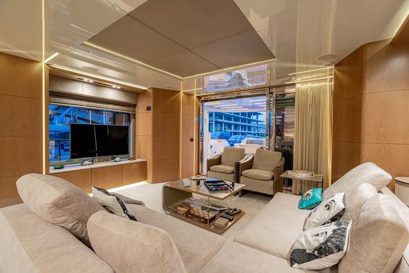 7 Seconds Yacht Photos Pics Luxurious Dreamline 26 yacht interior, 2015 model, featuring elegant seating and modern decor.