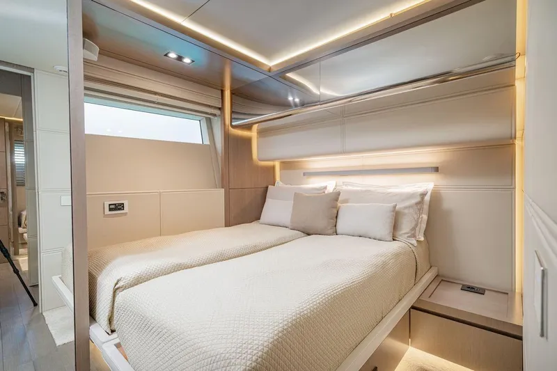 7 Seconds Yacht Photos Pics Luxurious Dreamline 26 yacht bedroom interior, featuring elegant lighting and modern design, 2015 model.