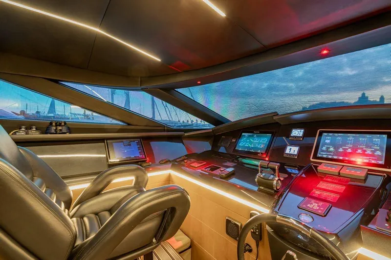 7 Seconds Yacht Photos Pics Luxurious Dreamline 26 yacht cockpit, 2015 model, featuring advanced navigation technology and sleek design.