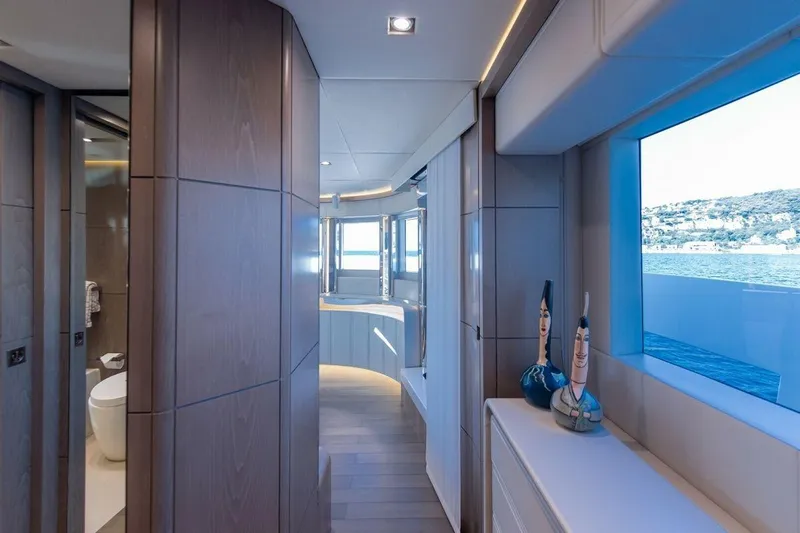 7 Seconds Yacht Photos Pics Luxurious Dreamline 26 yacht interior with modern design and ocean view, 2015 model.