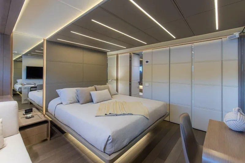 7 Seconds Yacht Photos Pics Luxurious Dreamline 26 yacht bedroom, modern design, ambient lighting, and elegant furnishings, 2015 model.