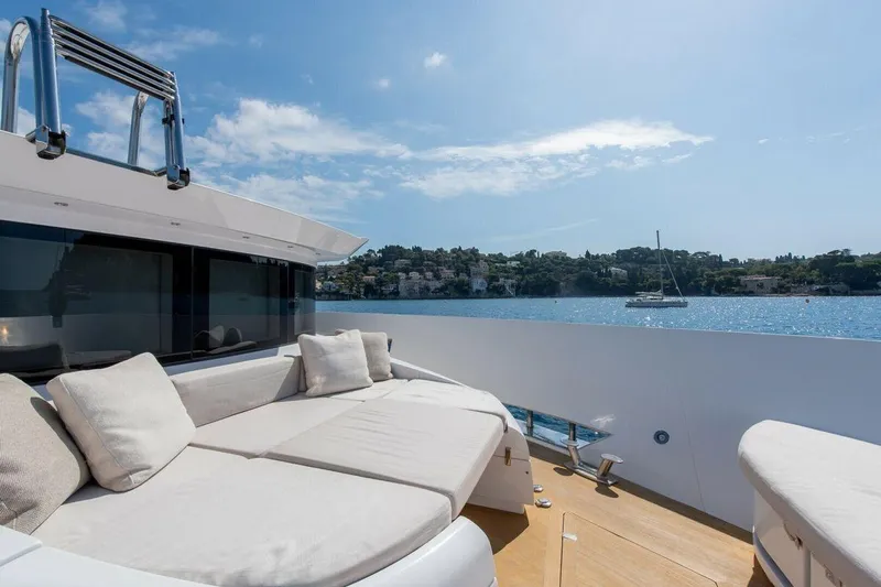7 Seconds Yacht Photos Pics Luxurious 2015 Dreamline DL Yachts 26 with spacious deck and scenic ocean view.