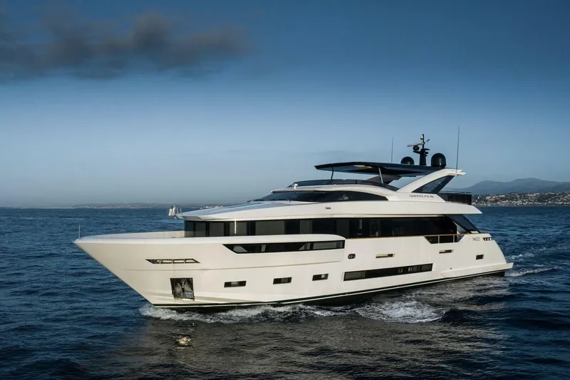 7 Seconds Yacht Photos Pics Luxurious 2015 Dreamline 26 yacht cruising on open sea under clear skies.