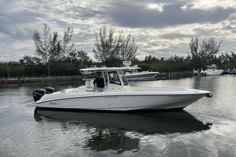 2015 Boston Whaler 320 Outrage