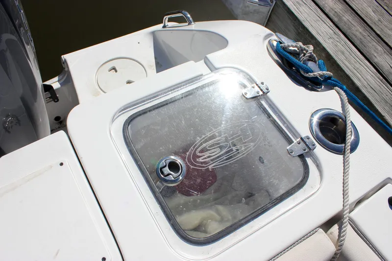  Yacht Photos Pics 2023 Sea Hunt Gamefish 27 boat deck with transparent storage compartment and rope.