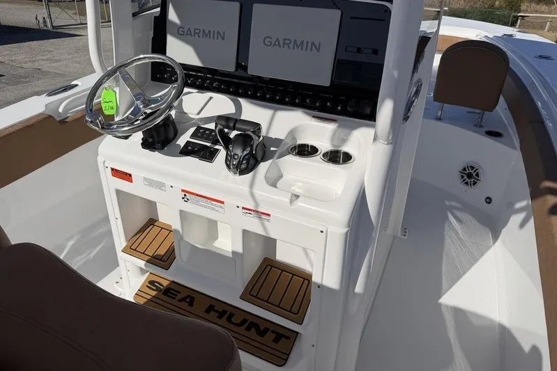  Yacht Photos Pics 2026 Sea Hunt Gamefish 27 boat console with Garmin displays and steering wheel.