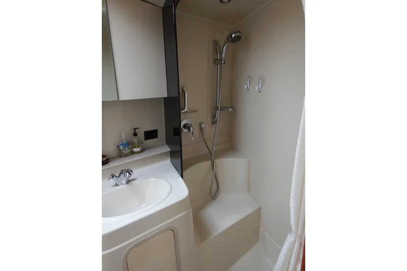 Sunny Daze Yacht Photos Pics 2007 Cruisers 340 Express yacht bathroom with shower and sink.