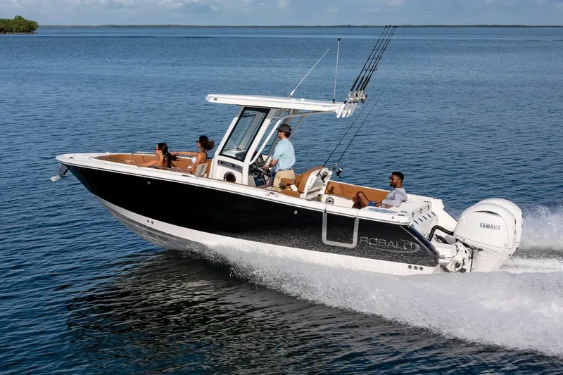 250-118 Yacht Photos Pics Manufacturer Provided Image: 2025 Robalo R250 Center Console boat cruising on open water with passengers.