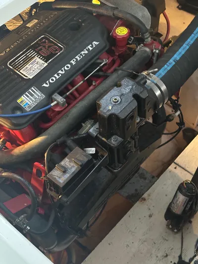 Tarpon III Yacht Photos Pics Volvo Penta engine in 2009 Cruisers Yachts 360 Express boat.