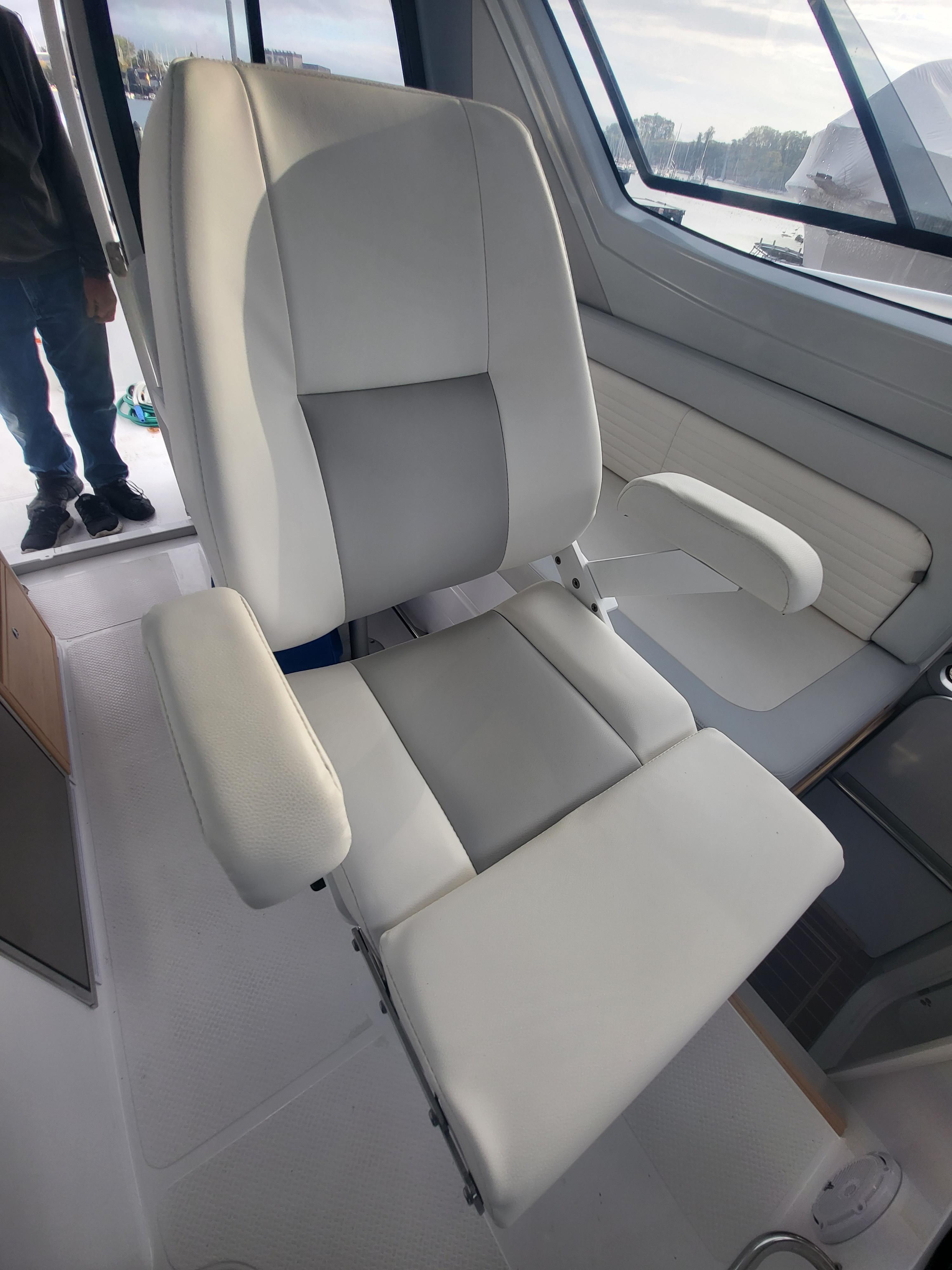2024 ArrowCat 320 boat interior with a comfortable captain's chair.