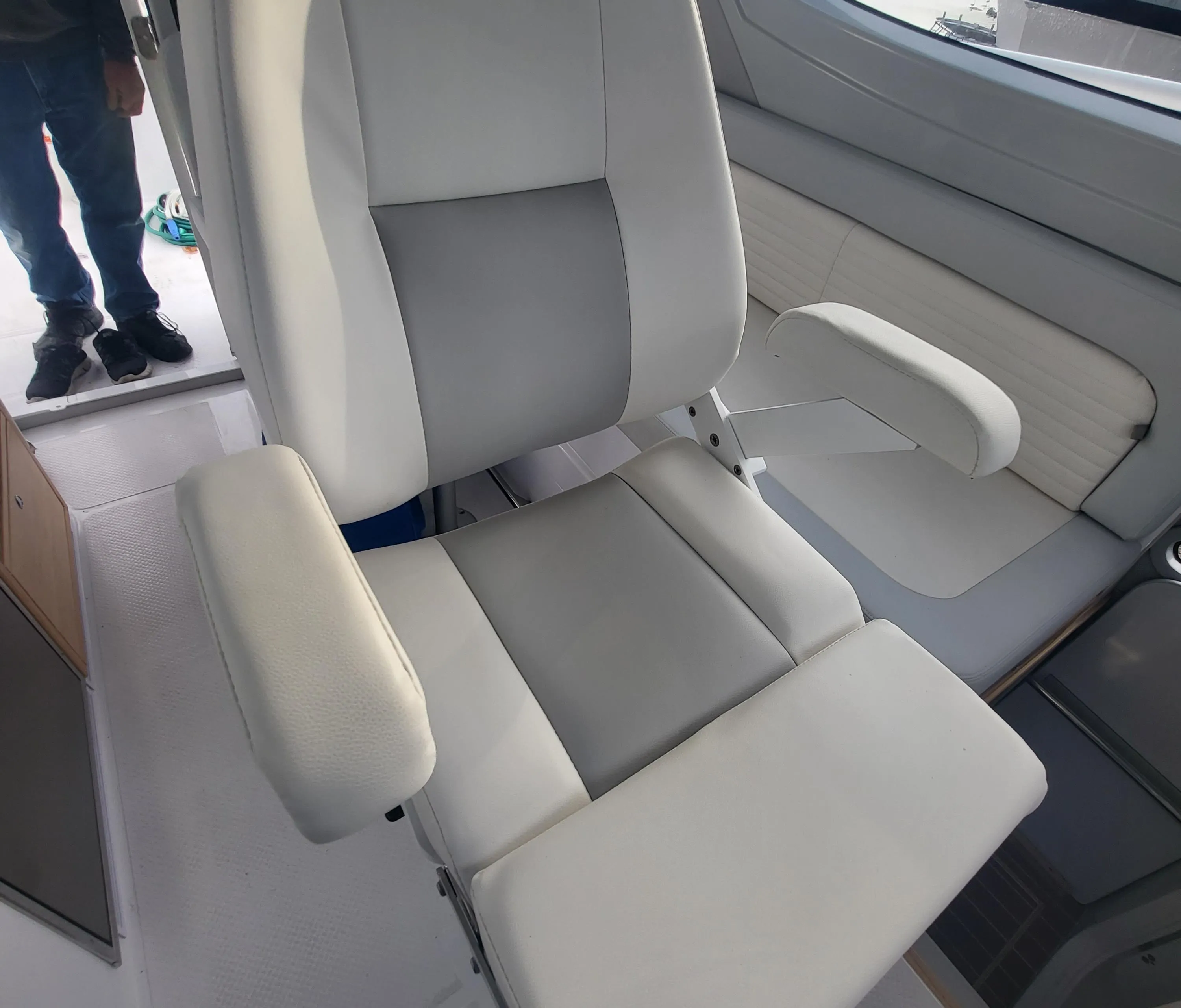 2024 ArrowCat 320 boat interior with a comfortable captain's chair.