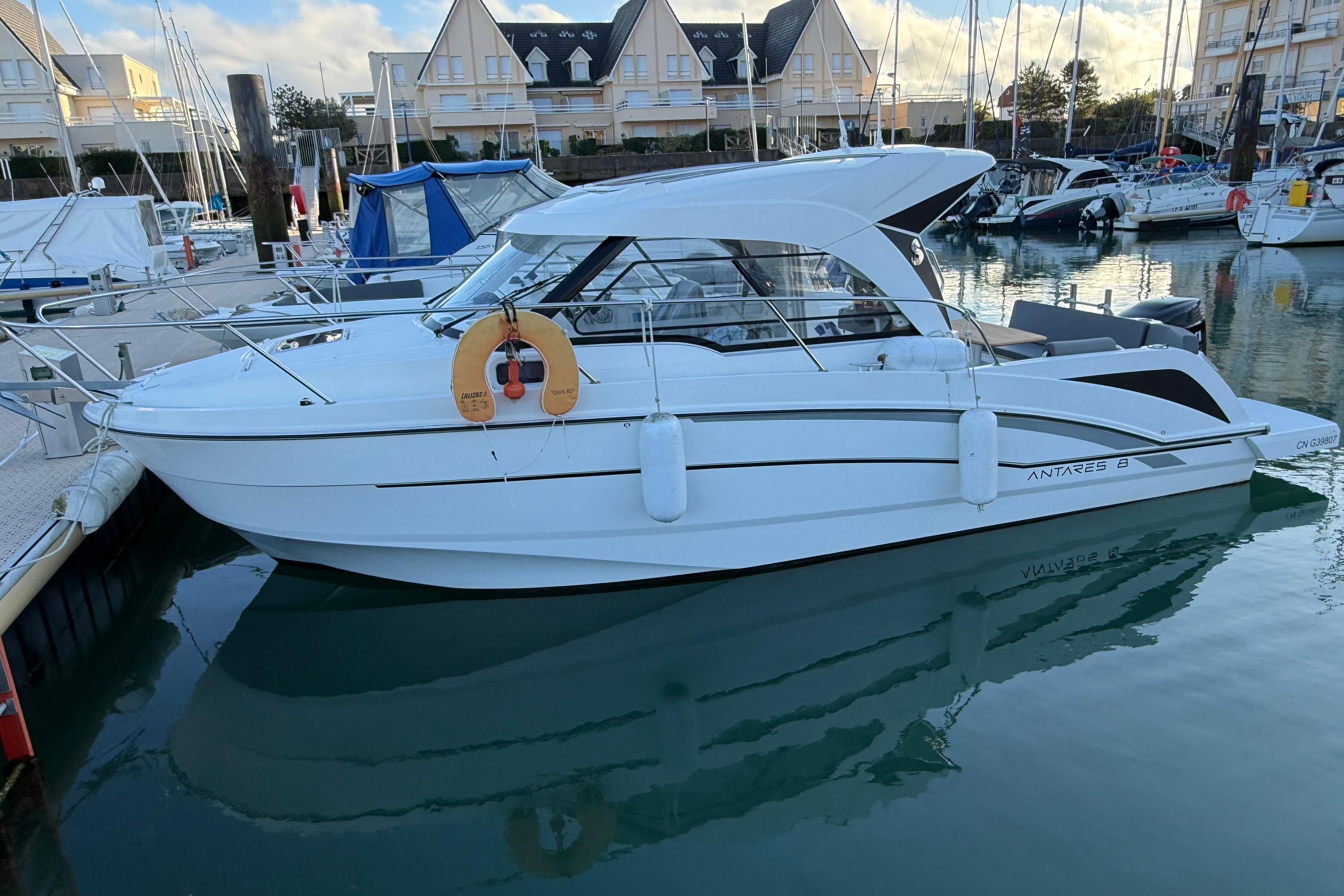 2022 Beneteau Antares 8