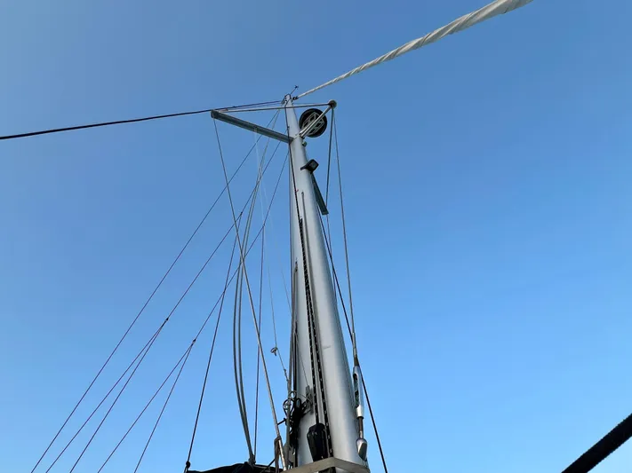 Amihan Yacht Photos Pics Mast of 2023 Fountaine Pajot Isla 40 catamaran against clear blue sky.