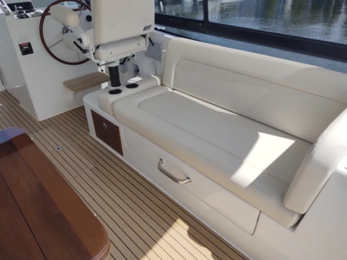 Coco Yacht Photos Pics MJM 3 Coco Stbd settee