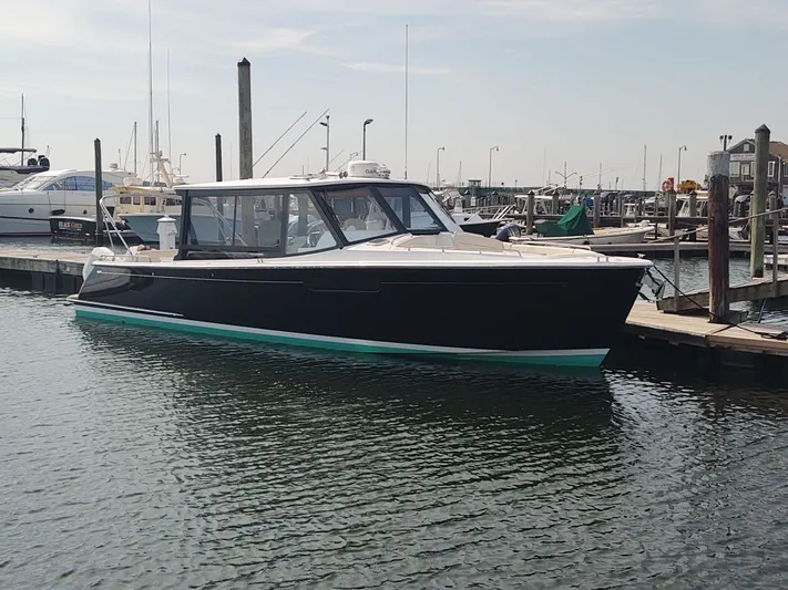 Coco Yacht Photos Pics MJM 3 Coco profile from stbd bow