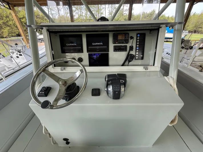  Yacht Photos Pics Boston Whaler Guardian 27 helm with Garmin displays and controls, 2004 model.
