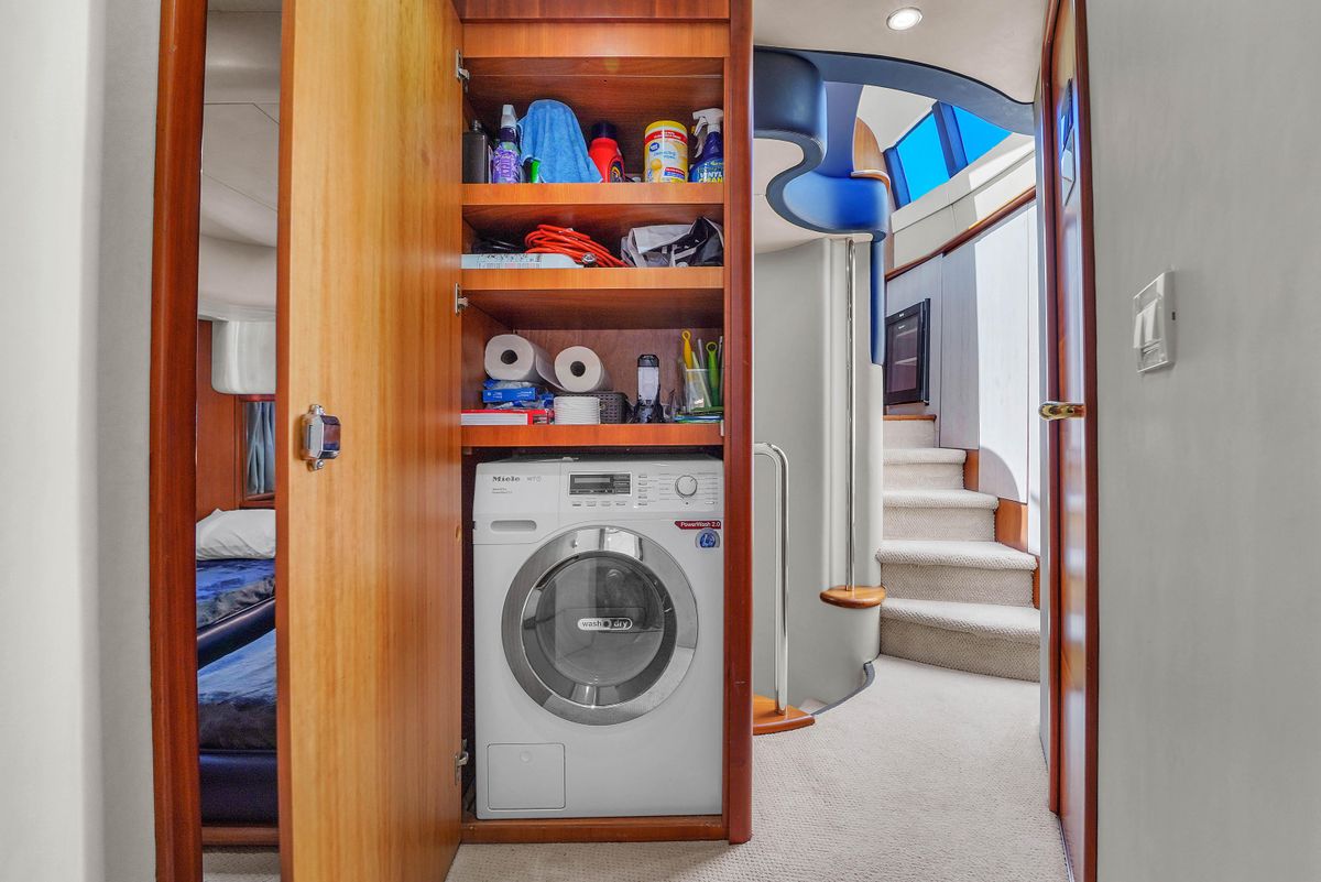 2008 Azimut 65 