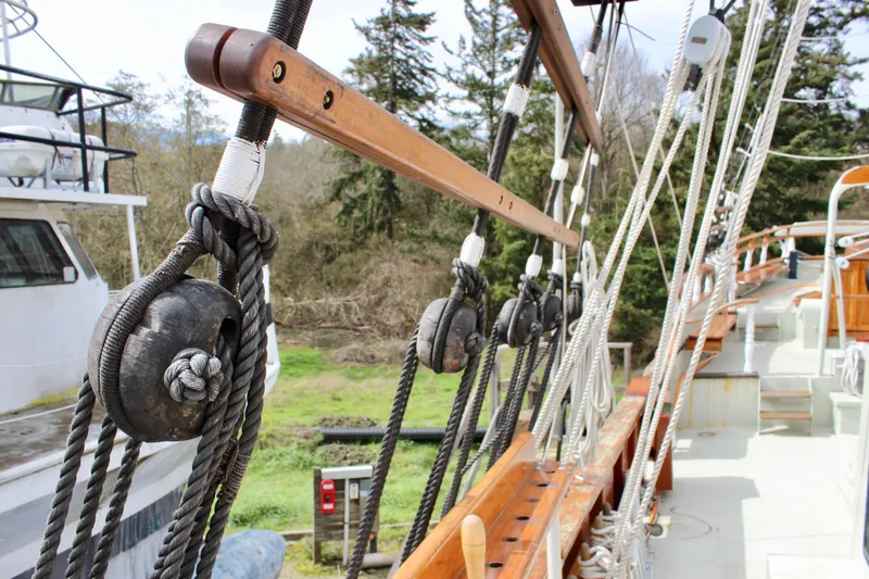 Hawaiian Chieftain Yacht Photos Pics Rope rigging on 1988 Custom Lahaina Welding Co. Square Topsail Ketch, showcasing detailed craftsmanship.