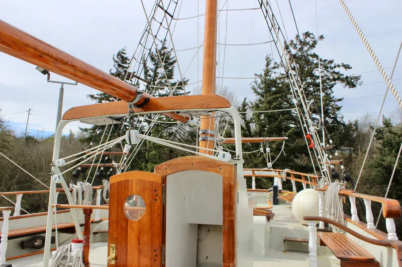 Hawaiian Chieftain Yacht Photos Pics Square topsail ketch with wooden deck and rigging, Custom Lahaina Welding Co., 1988 model.