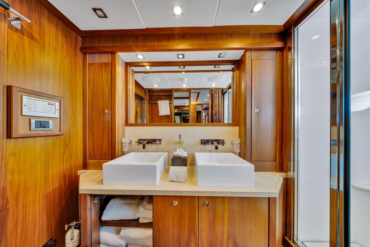2009 Sunseeker 121 
