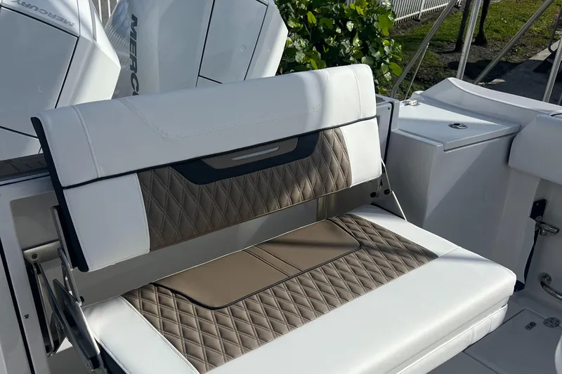 252-449 Yacht Photos Pics 2025 Blackfin 252 CC boat seat with diamond-stitched upholstery and modern design.