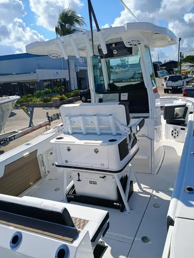 252-449 Yacht Photos Pics 2025 Blackfin 252 CC boat interior with seating and console, under a sunny sky.