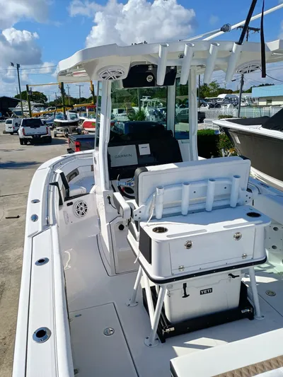 252-449 Yacht Photos Pics 2025 Blackfin 252 CC boat with center console, docked under a clear blue sky.