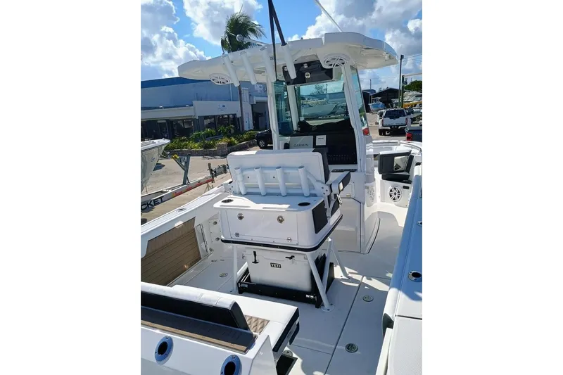 252-449 Yacht Photos Pics 2025 Blackfin 252 CC boat interior with seating and console, under a clear blue sky.