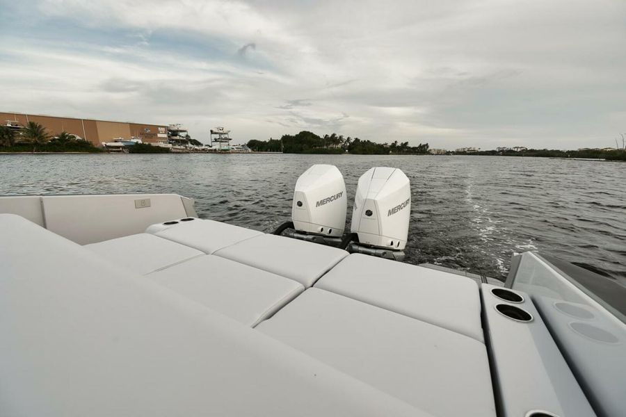 2022 Aviara AV32 Outboard