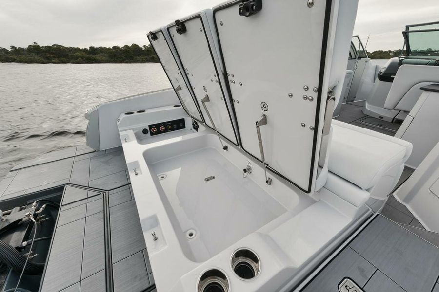 2022 Aviara AV32 Outboard