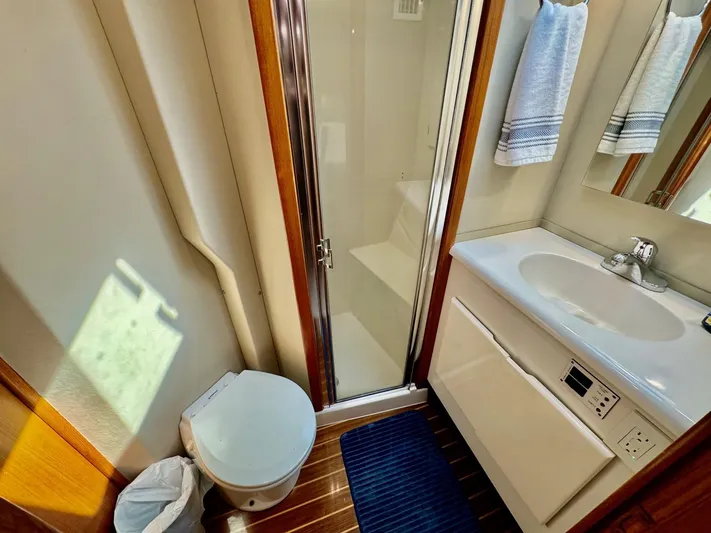 Floridita Yacht Photos Pics 1997 Post 50 Convertible- FLORIDITA- Guest Stateroom Head