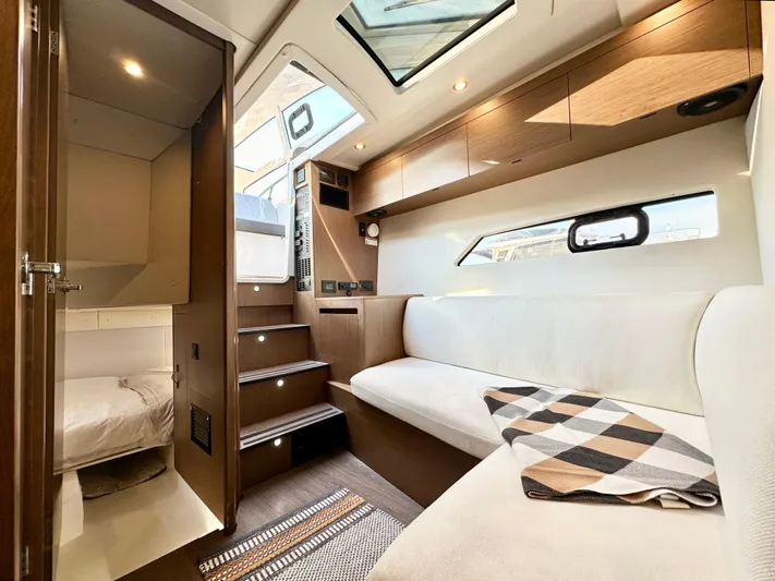 Wine Knot Yacht Photos Pics 