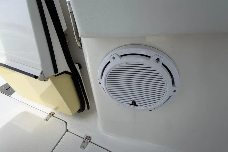  Yacht Photos Pics Speaker on 2010 Boston Whaler 370 Outrage boat interior.