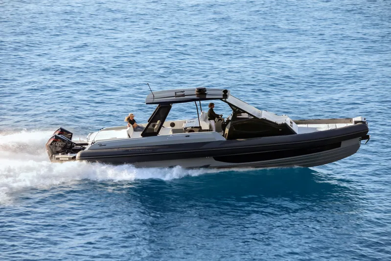  Yacht Photos Pics 2026 Ranieri CAYMAN 45.0 Cruiser speeding on open water.