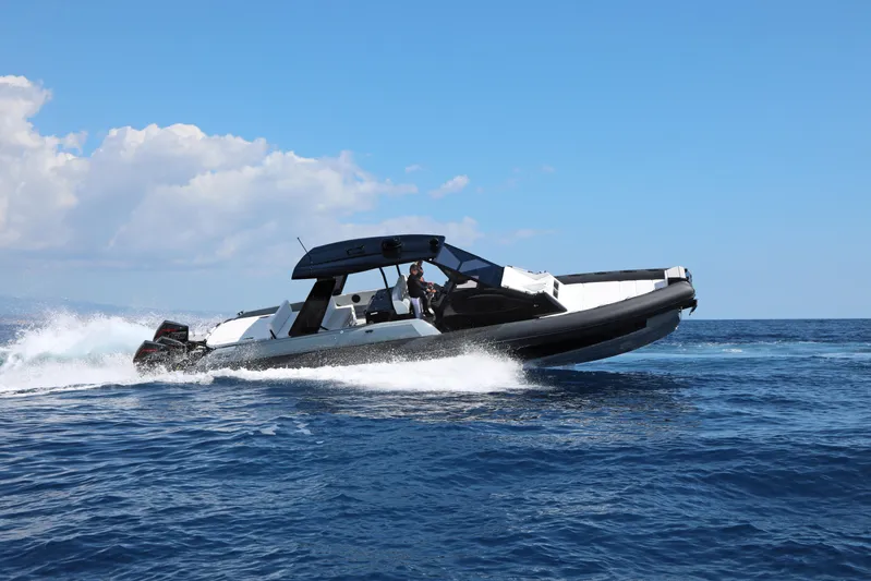  Yacht Photos Pics 2026 Ranieri CAYMAN 45.0 Cruiser speeding on open sea under clear blue sky.
