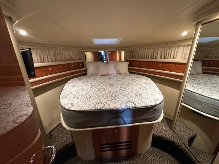  Yacht Photos Pics Luxurious bedroom interior of 2001 Sea Ray 480 Sedan Bridge yacht.