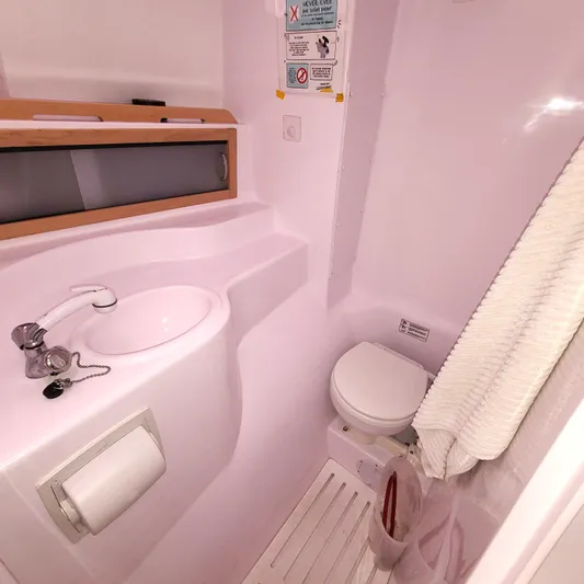 Go Long Yacht Photos Pics Head 1