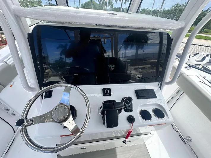  Yacht Photos Pics 2024-SPORTSMAN-OPEN-302