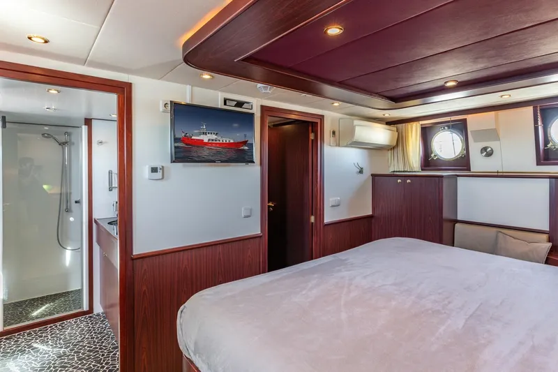 San Gottardo Yacht Photos Pics Luxurious 2009 Altena Expedition yacht cabin with modern amenities and elegant wood finishes.