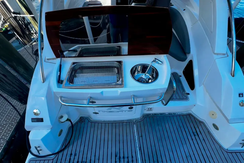  Yacht Photos Pics 2024 NX Boats NX 280 deck with sink and grill, featuring sleek design and modern amenities.