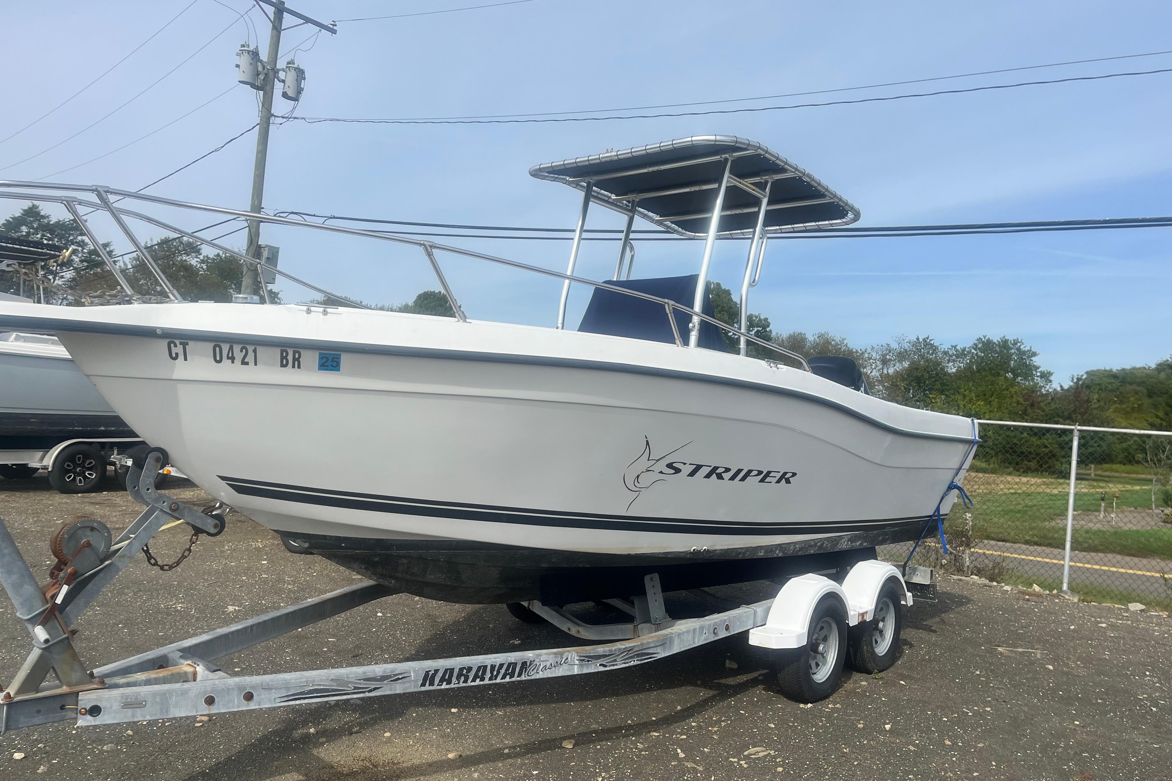 Seaswirl Striper 2101 Center Console O/B