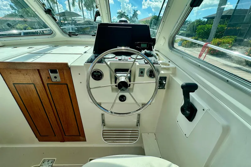  Yacht Photos Pics Helm of 2006 Back Cove 29 boat with steering wheel and controls.