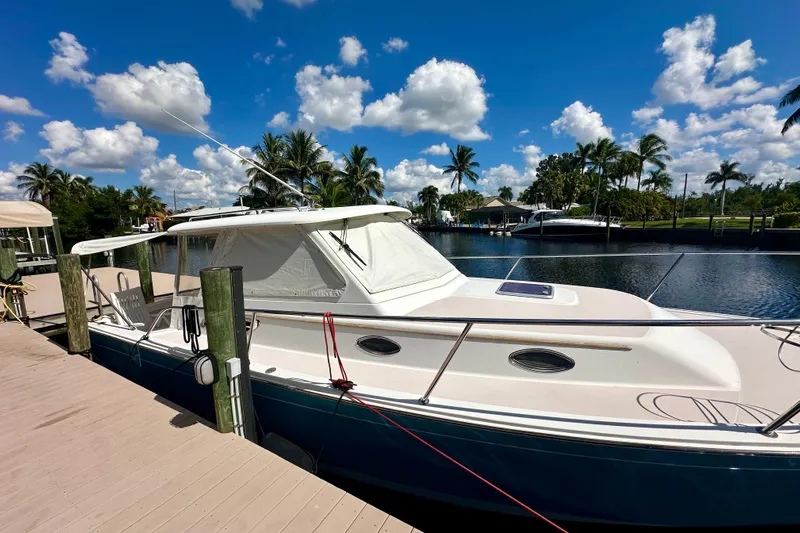  Yacht Photos Pics 2006 Back Cove 29 boat docked under a clear blue sky with palm trees.