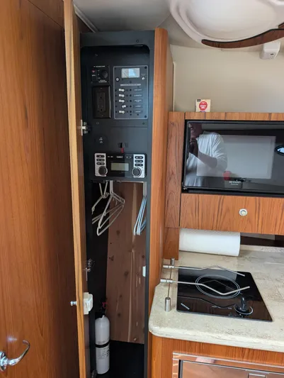 Finale Yacht Photos Pics 2015 Tiara Yachts 3100 Open interior with control panel and kitchenette.