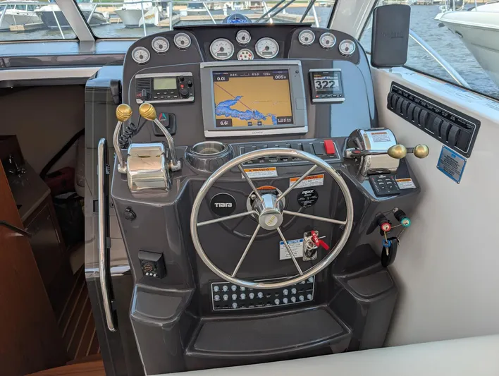 Finale Yacht Photos Pics 2015 Tiara Yachts 3100 Open helm with navigation system and controls.