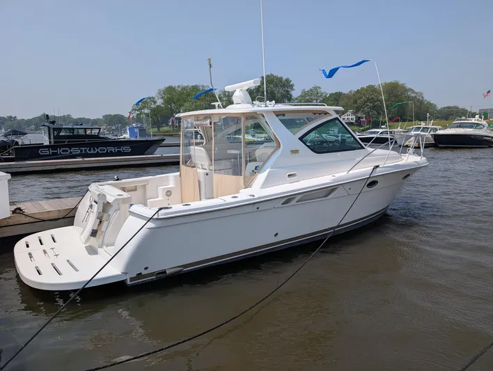 Finale Yacht Photos Pics 2015 Tiara Yachts 3100 Open docked in a marina, side view.