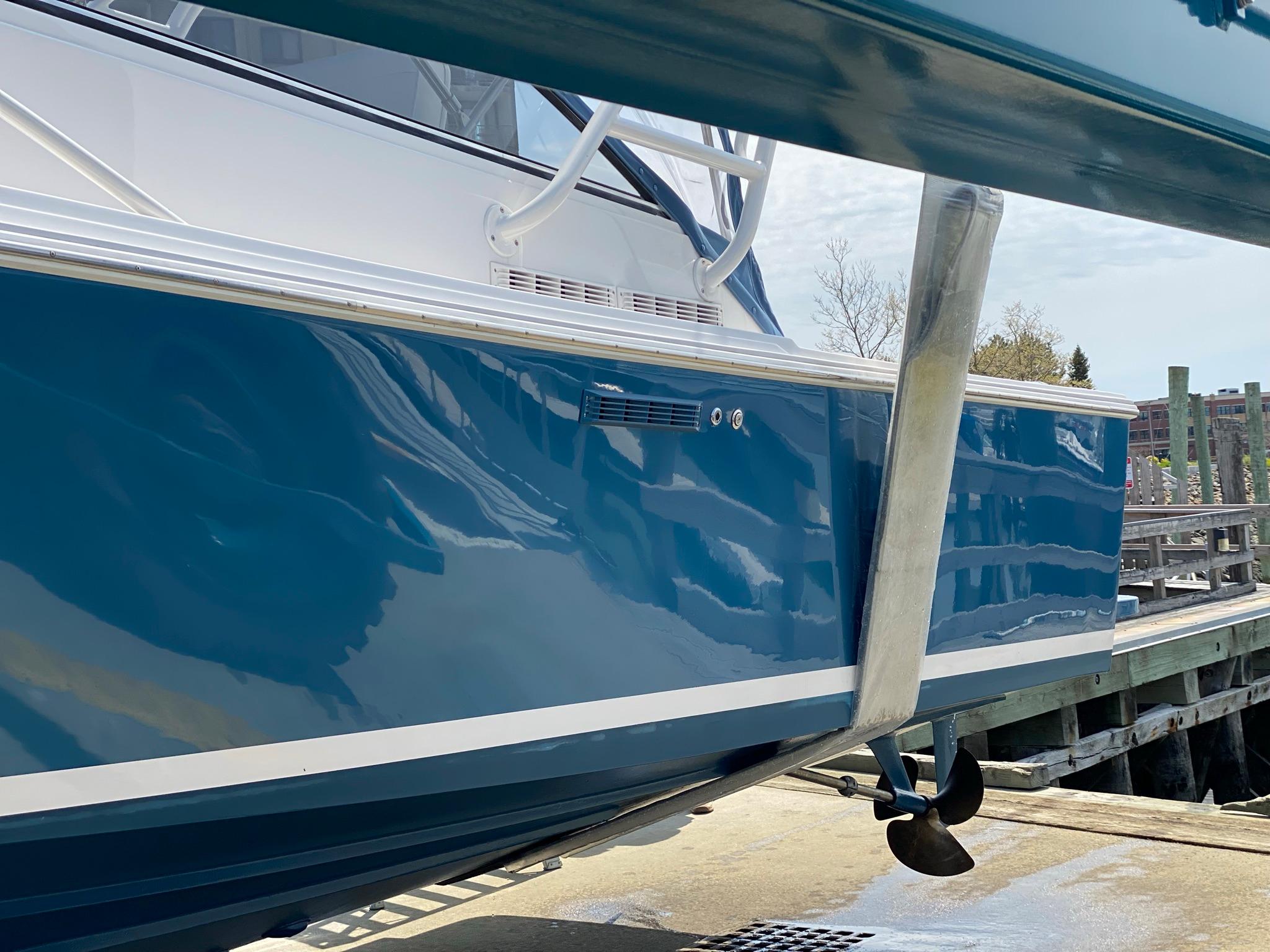 Blue 1995 Blackfin 29-2 Combi boat docked, showcasing sleek design and propeller.