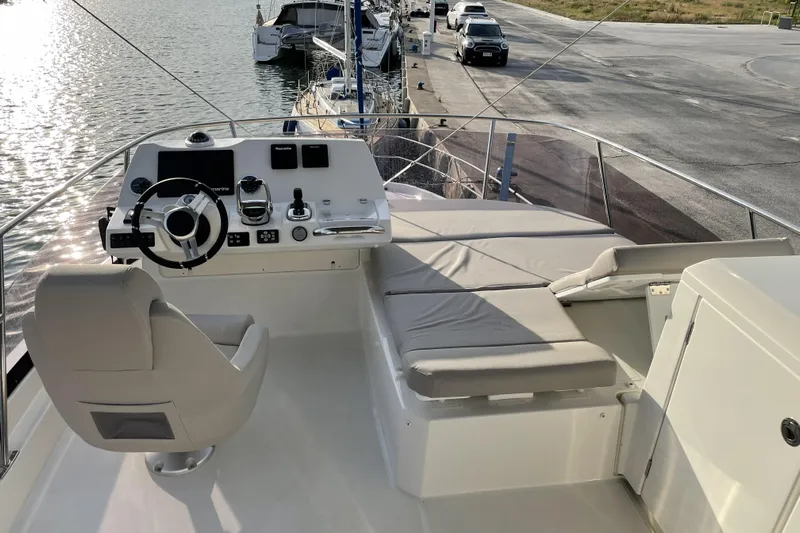  Yacht Photos Pics fly helm station