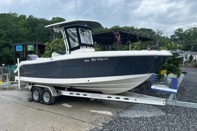 2022 Robalo R242 Center Console