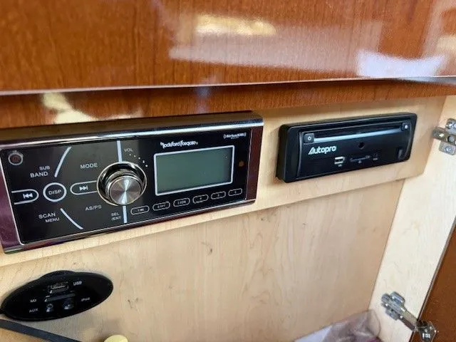 Bella Vida Yacht Photos Pics Control panel of a 2014 Sea Ray 310 Sundancer boat with audio system and Autopro device.